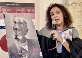 La comisaria de la exposición explica su contenido.