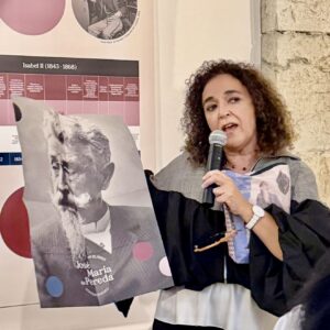 La comisaria de la exposición explica su contenido.